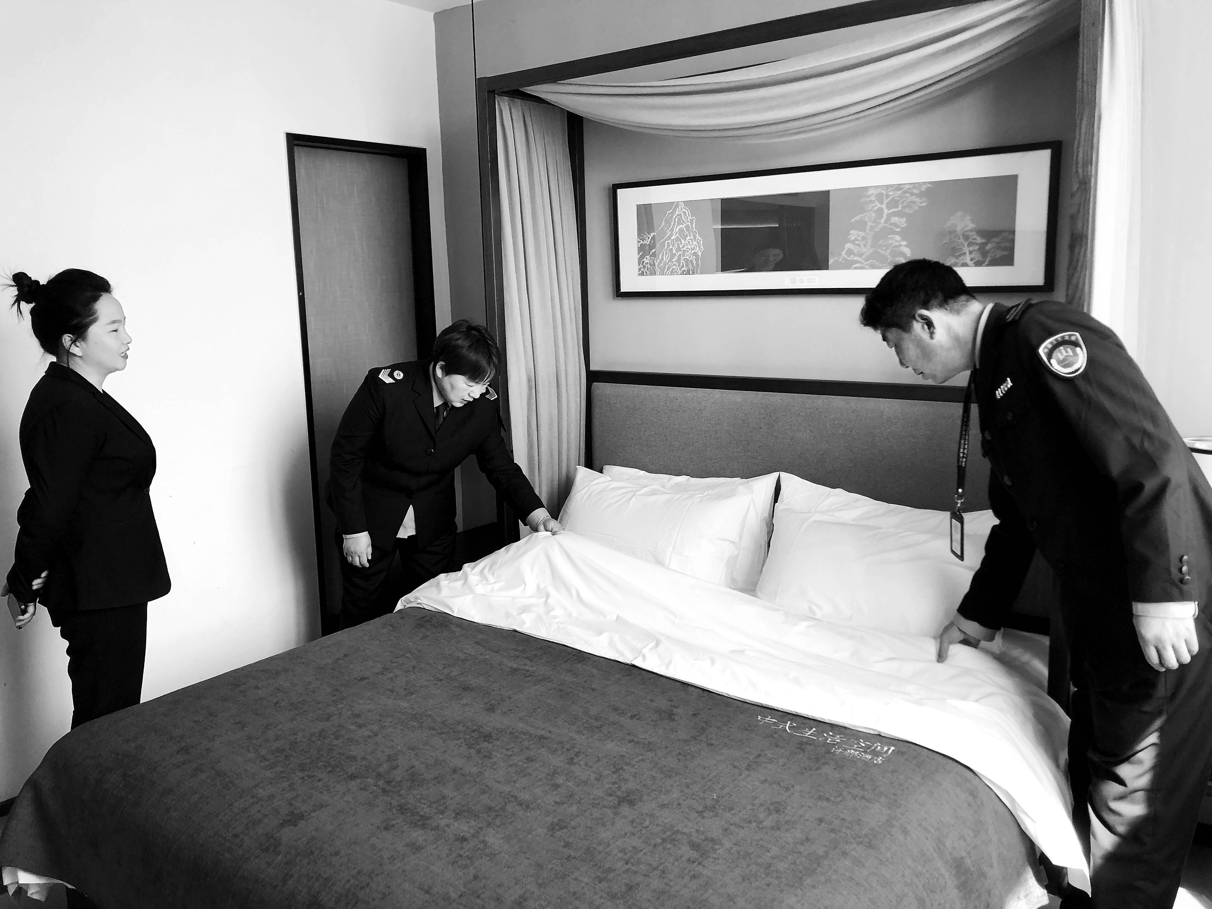 近日,在兰考县一家酒店,卫生监督员检查客房卫生情况.