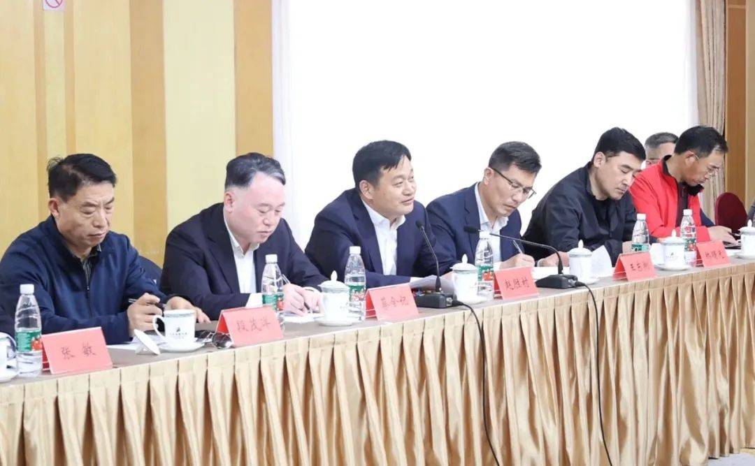 青岛市政府副市长,组委会主任赵胜村讲话;会议由青岛市政府副秘书长