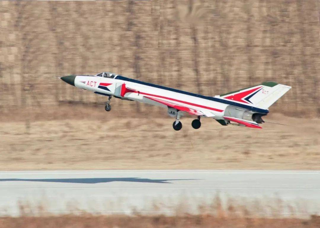 该机配装涡喷13b发动机,采用了新型的火控雷达,可发射主动雷达制导的