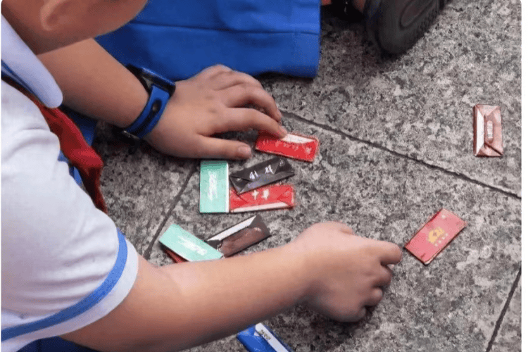 小学生玩玩烟卡大可不必条件反射式地紧张兮兮