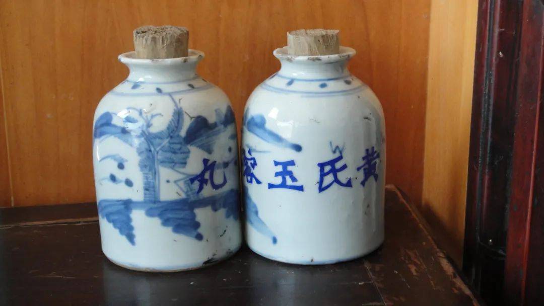 "黄氏玉容丸"由人参,阿胶,茯苓,枸杞等药食同源佳品组成,具有补气养血