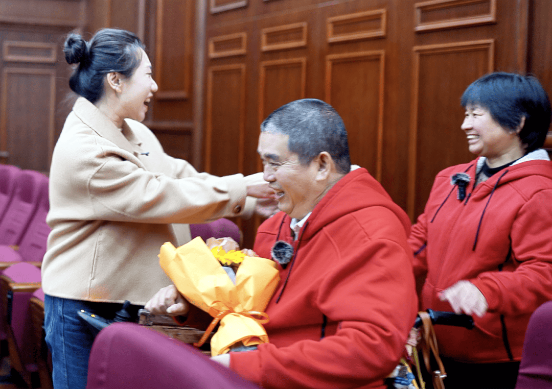 背后的故事太感人→_何伟良_陈富金_晚报