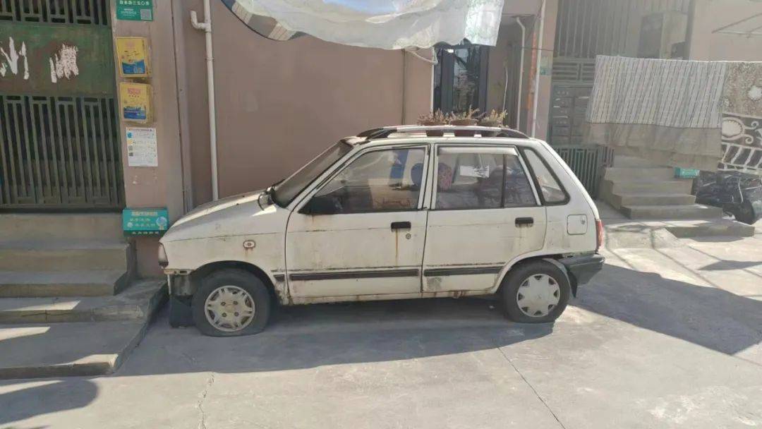 清理小区僵尸车解决居民堵心事