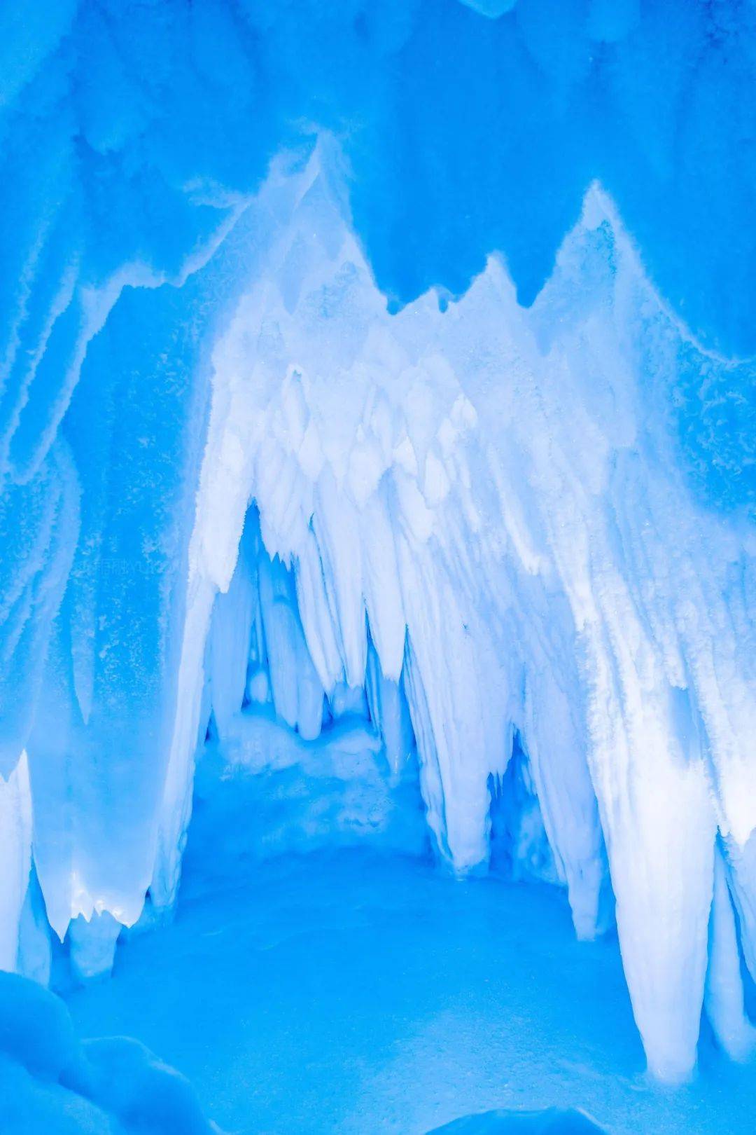 水珠在空中慢慢结晶洞内的低温让湿气凝结却有冰花在寒冷中悄然绽放