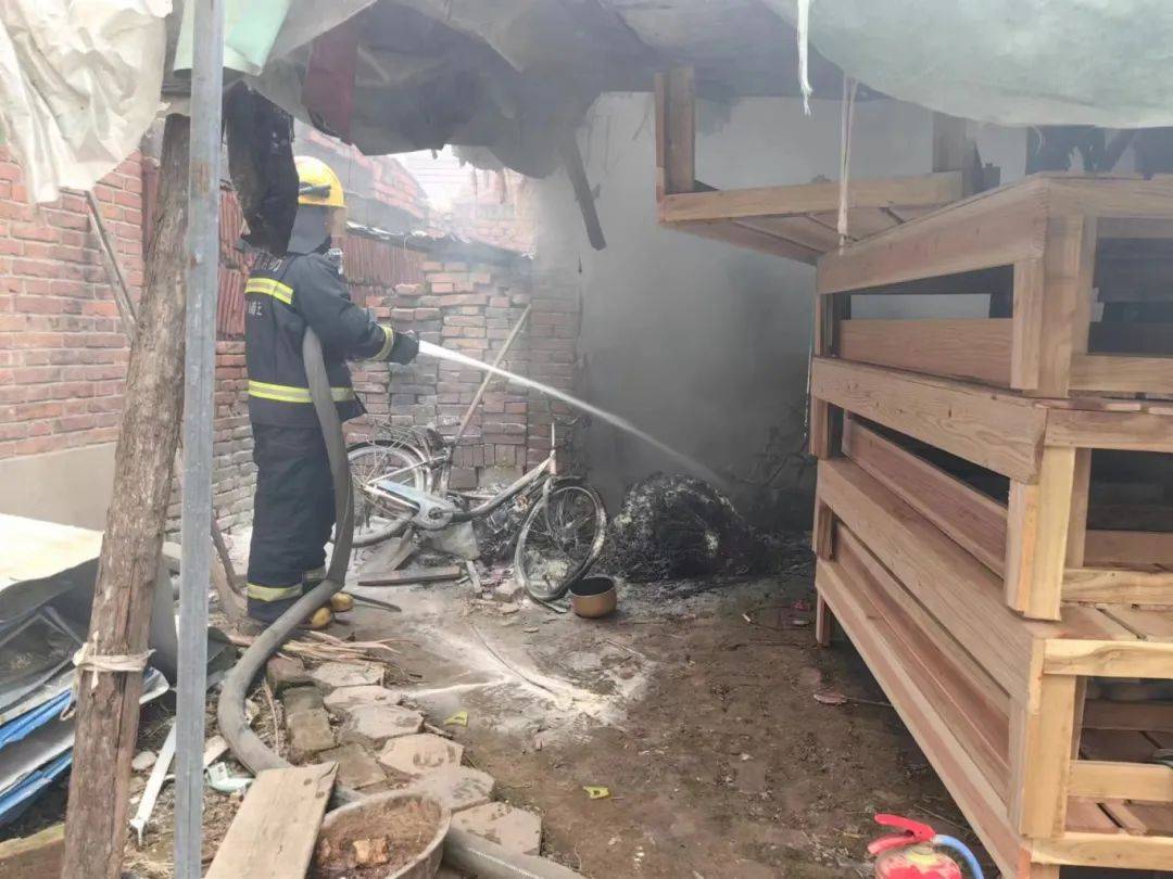 商丘一居民家电动车突然起火_火灾_过程_救援