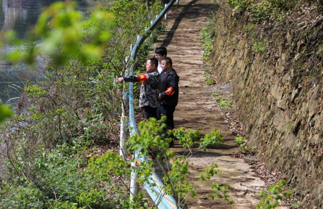 "4月8日,竹林镇人武部长,副镇长欧阳章敏与同事一起再次来到竹林镇