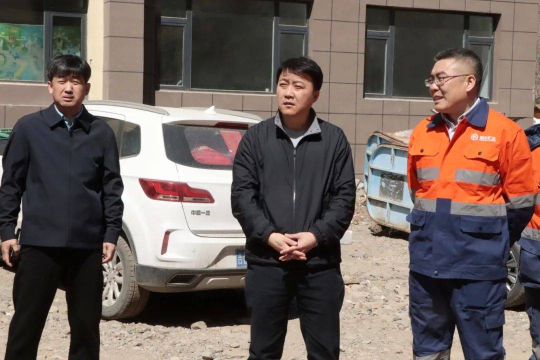 黄炳昊表示,我市重点企业为龙井经济建设作出了重要贡献,夯实了县域