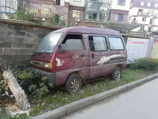 物业公司是否有权处理小区里的僵尸车