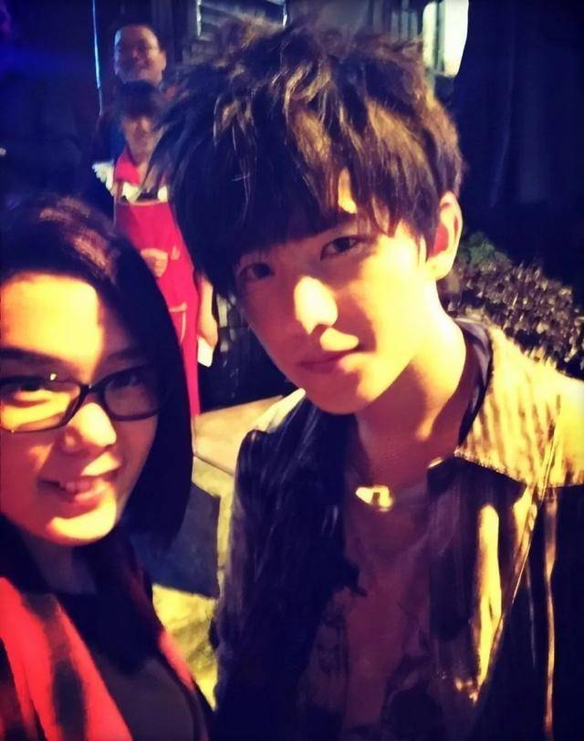 那些年杨洋和路人的合影最后一个好搞笑