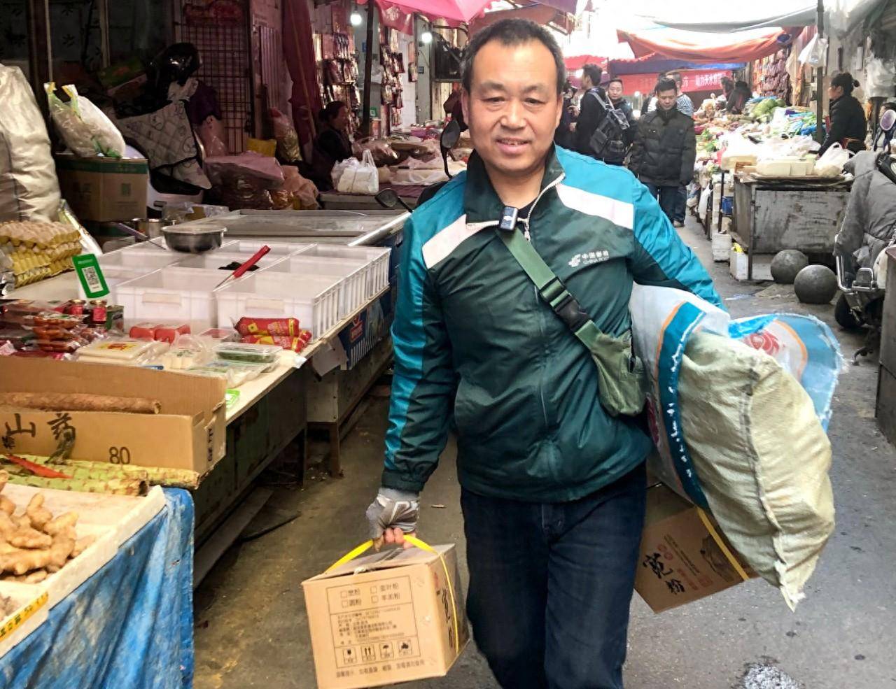 为麻辣烫奔跑的邮政小哥