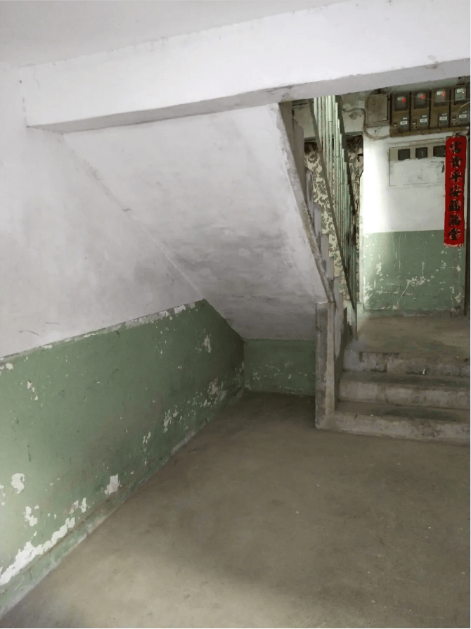 畅通生命通道!玉泉北里社区组织开展楼道内外清理专项整治行动