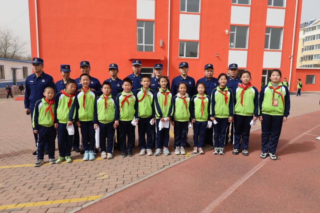 大队宣传人员以校园内发生的典型火灾案例为切入点,向师生深入浅出地