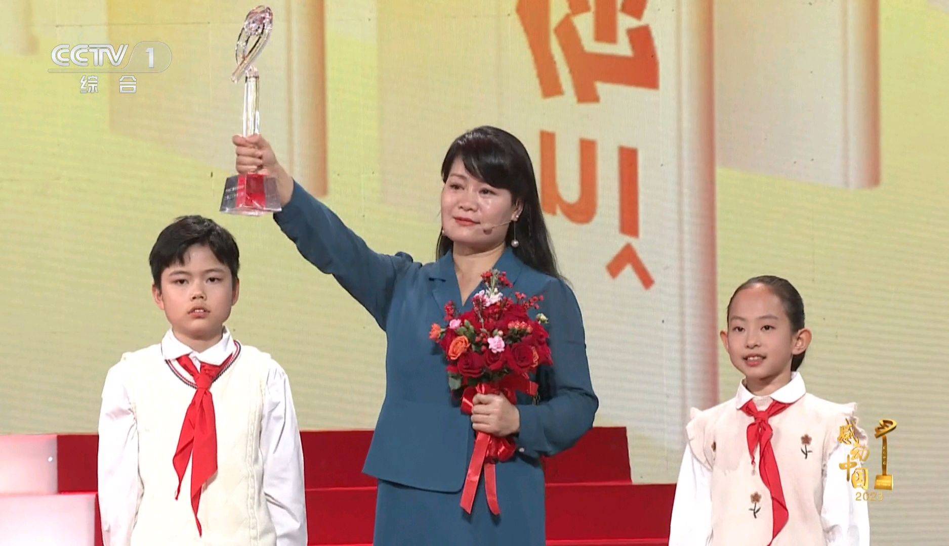 可不要小看观众,他们不仅是感动时鼓掌助兴的人,在主持人白岩松的引导