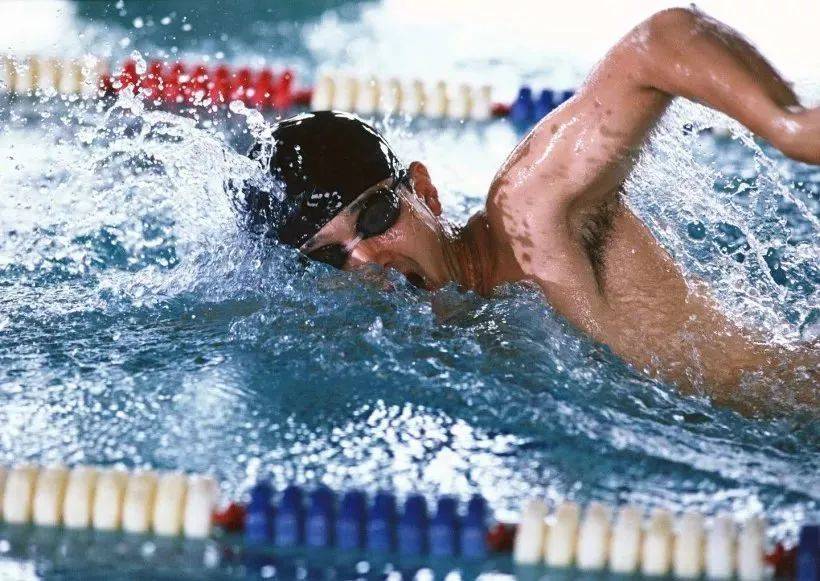 技巧自由泳游不动长距离游泳的建议