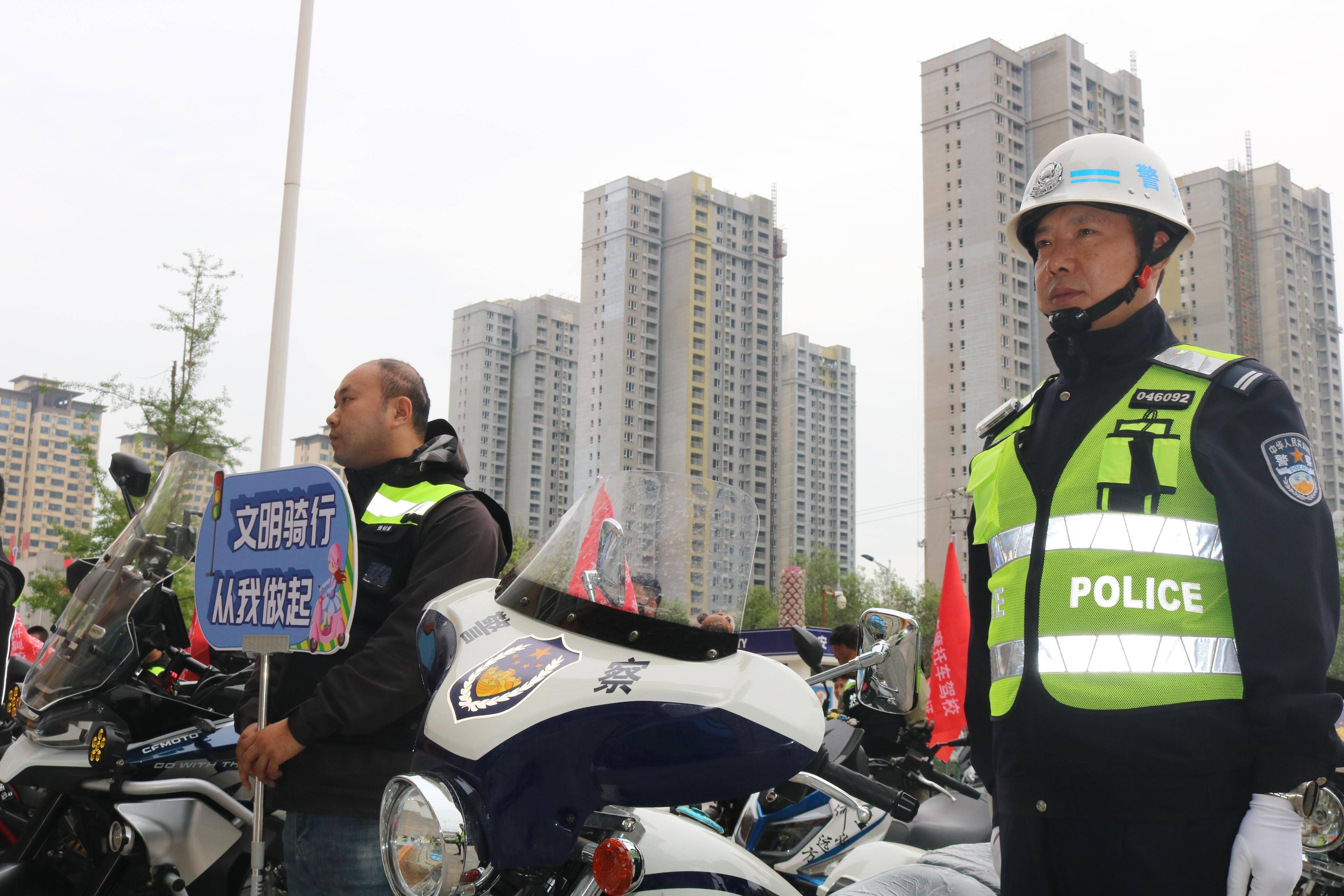 渭南高新交警:摩托车变身"宣传车" 巡游倡导文明骑行_活动_头盔_交通