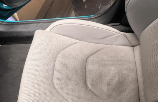 小米汽车交付首日疑螺丝掉落雷军拿放大镜看压力很大