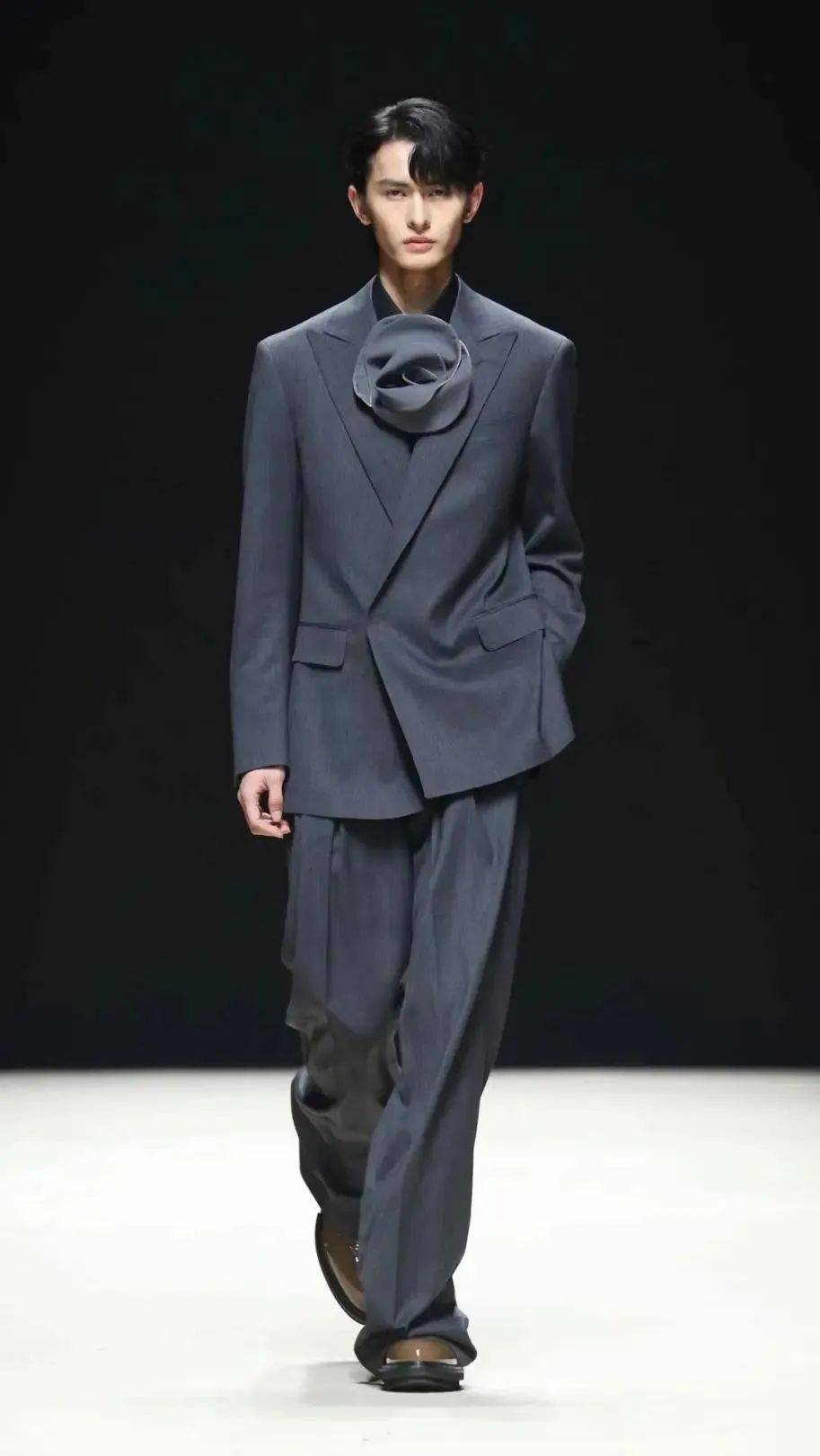 中国国际时装周上看起来有衣张力的服装长什么模样