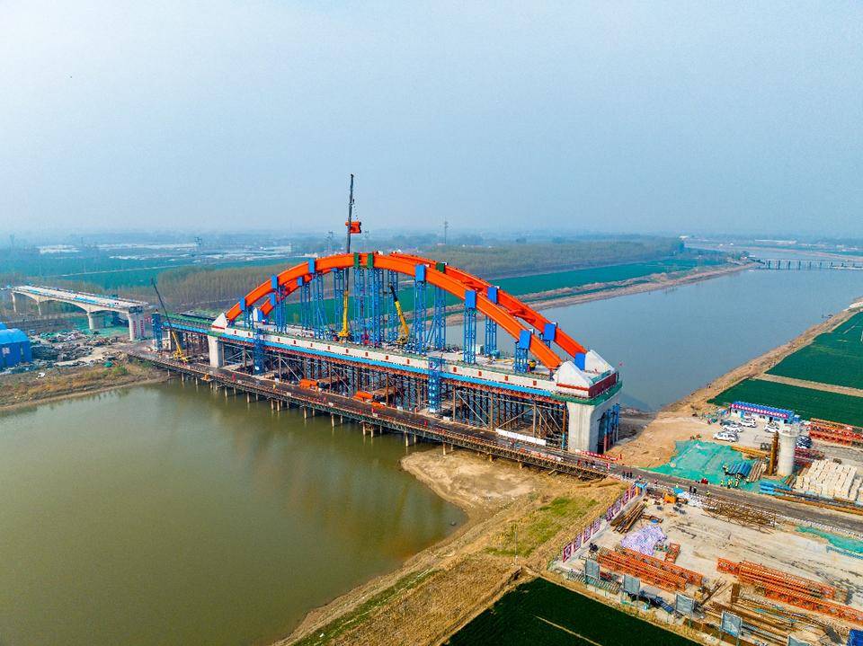 济滨高铁新进展全线首座系杆拱桥拱肋顺利合龙