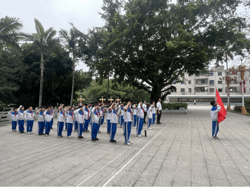 缅怀革命先烈赓续红色血脉城区各学校共青团少先队组织