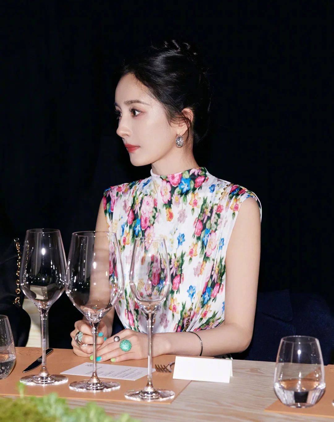 作为爆款制造机杨幂的新美甲给了我们什么灵感