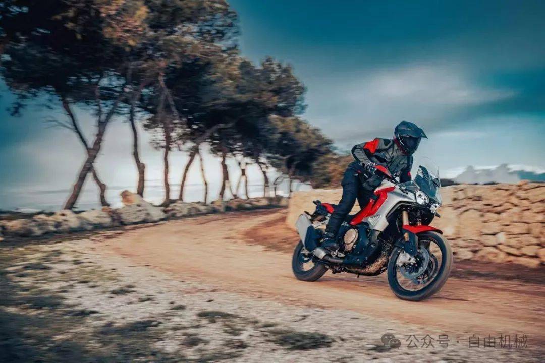 mv agusta enduro veloce净重224公斤,油箱容积20升,坐高850mm-870mm