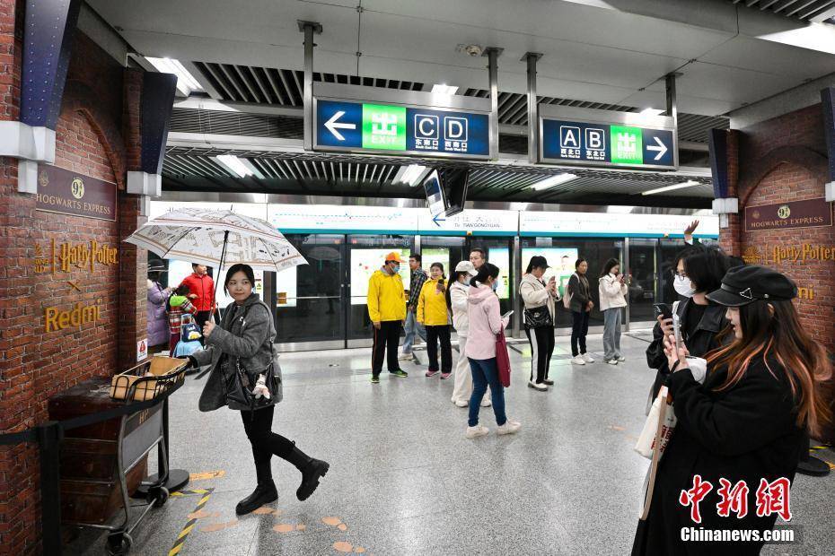 北京地铁现《哈利波特》经典场景“9?站台”