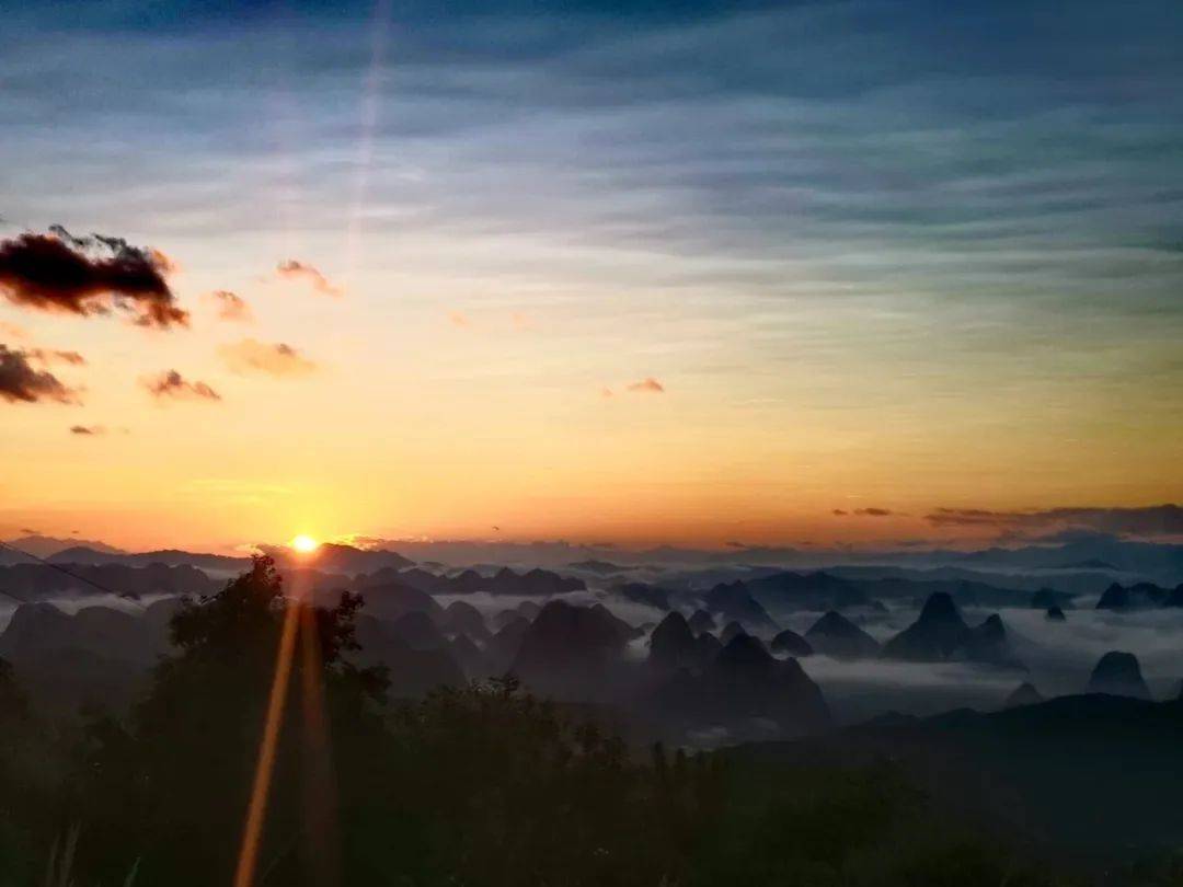 其最惹人醉的是她的日出,云海和晨雾,观万山群中,一轮朝阳,半山半雾