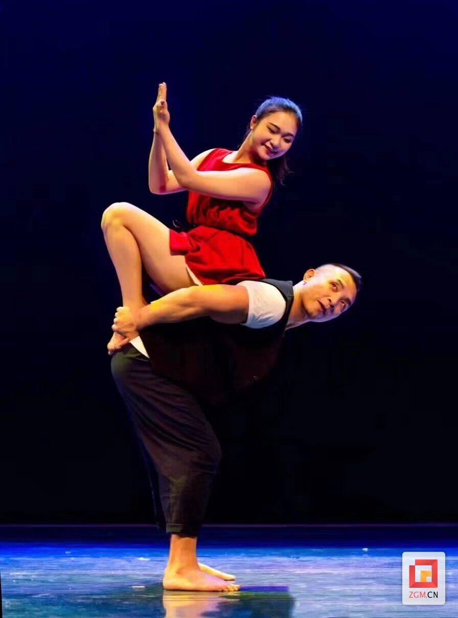 龙的传人展示中国绝技自贡57岁杂技演员罗海斌创吉尼斯世界纪录