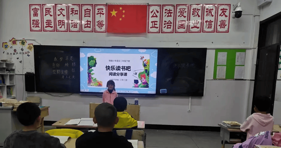 一是创设情境,通过讲故事内容来引导学生猜故事,从而激起学生的学习
