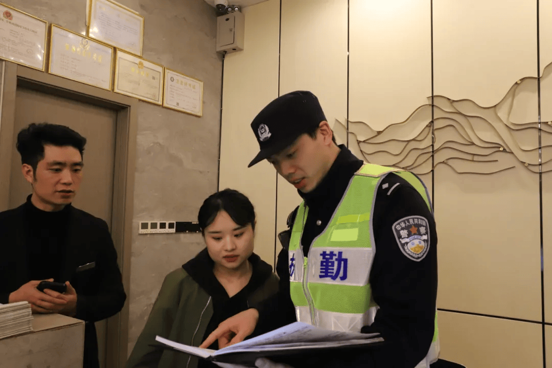 "4月10日晚,永嘉县公安局东瓯派出所民警在辖区内的娱乐场所巡查时,对