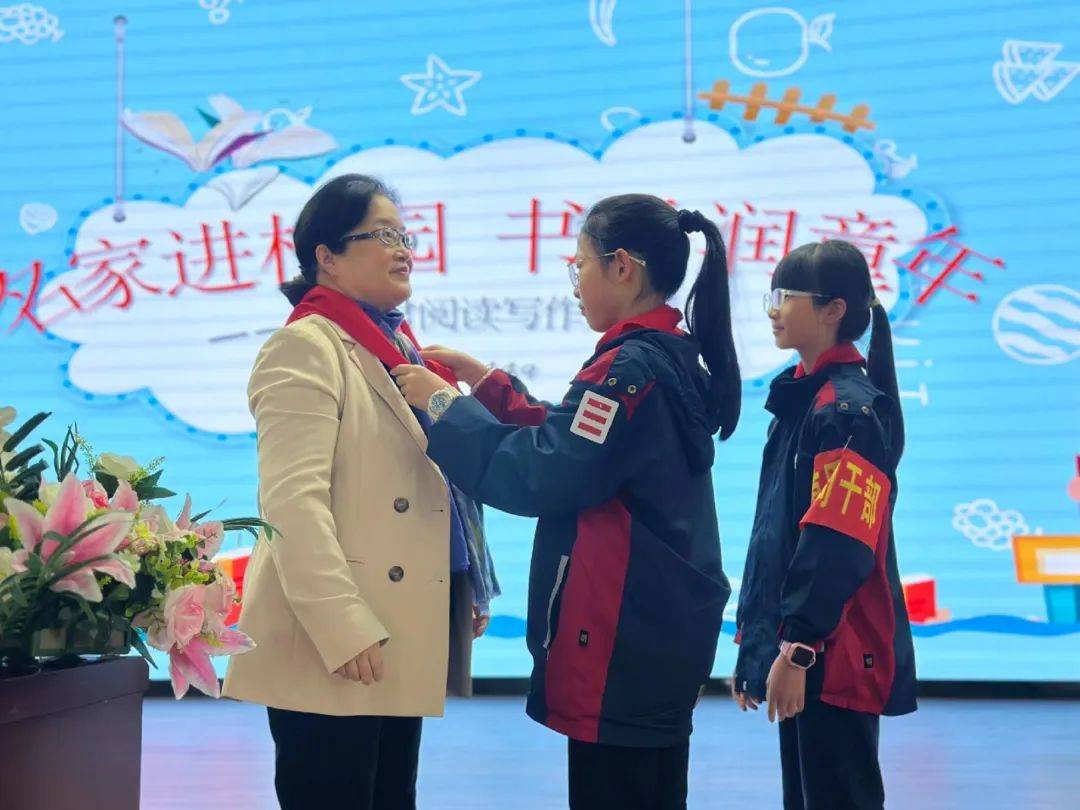 活动伊始,主持人张小萍老师向孩子们隆重介绍了秦文君老师,热烈的掌声