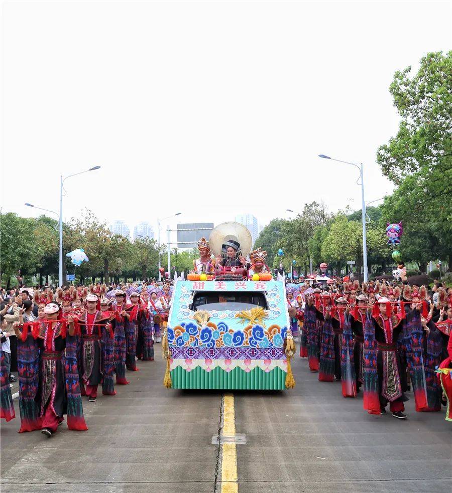 今天的来宾好比过年千人巡游展演燃动全城