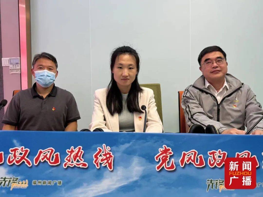 一级主任科员黄伟民中:福州市园林中心人教处副处长周洋右:福州市园林