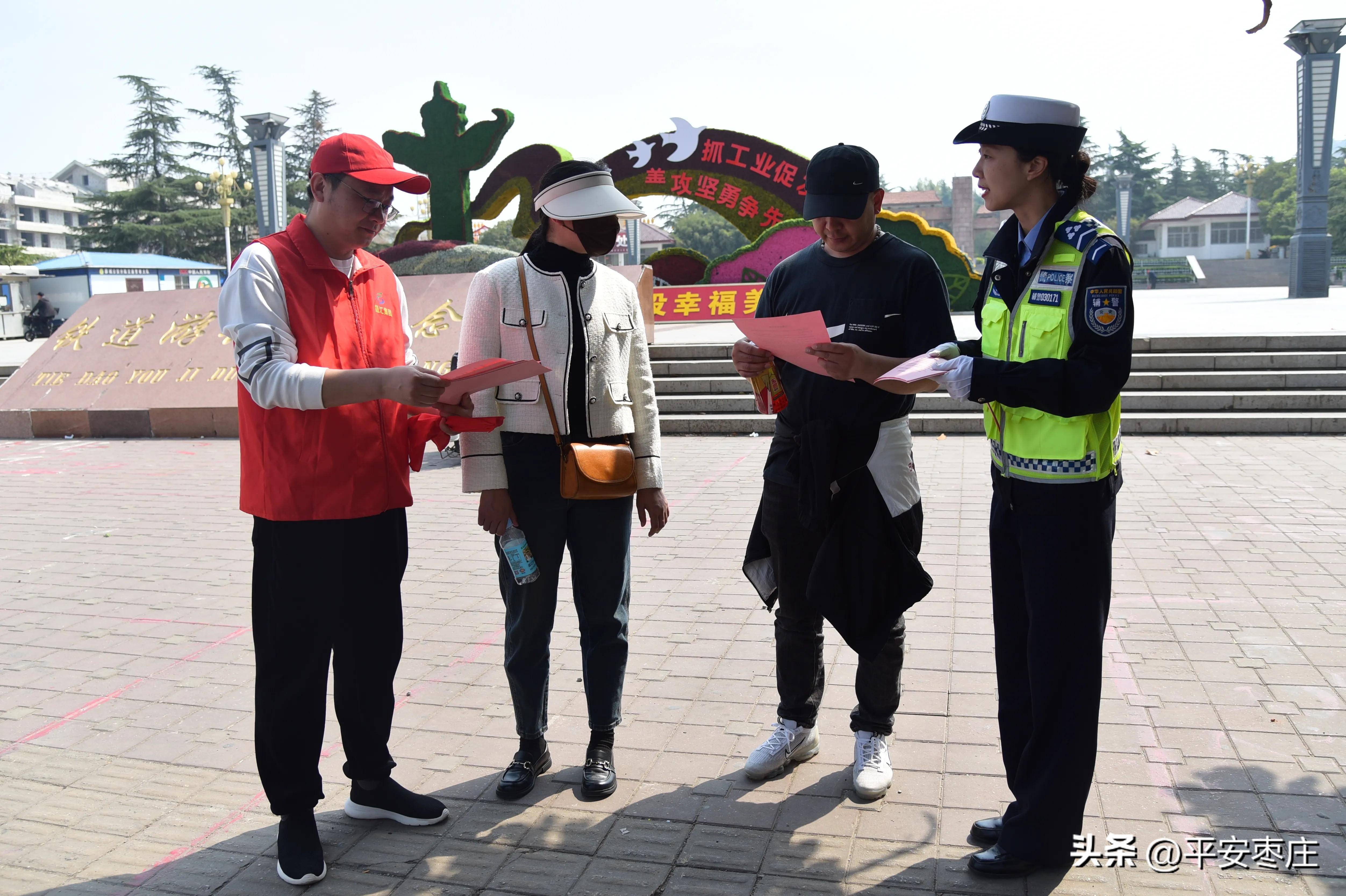 薛城交警大队携手公益企业志愿者开展倡导安全文明出行交通安全宣传