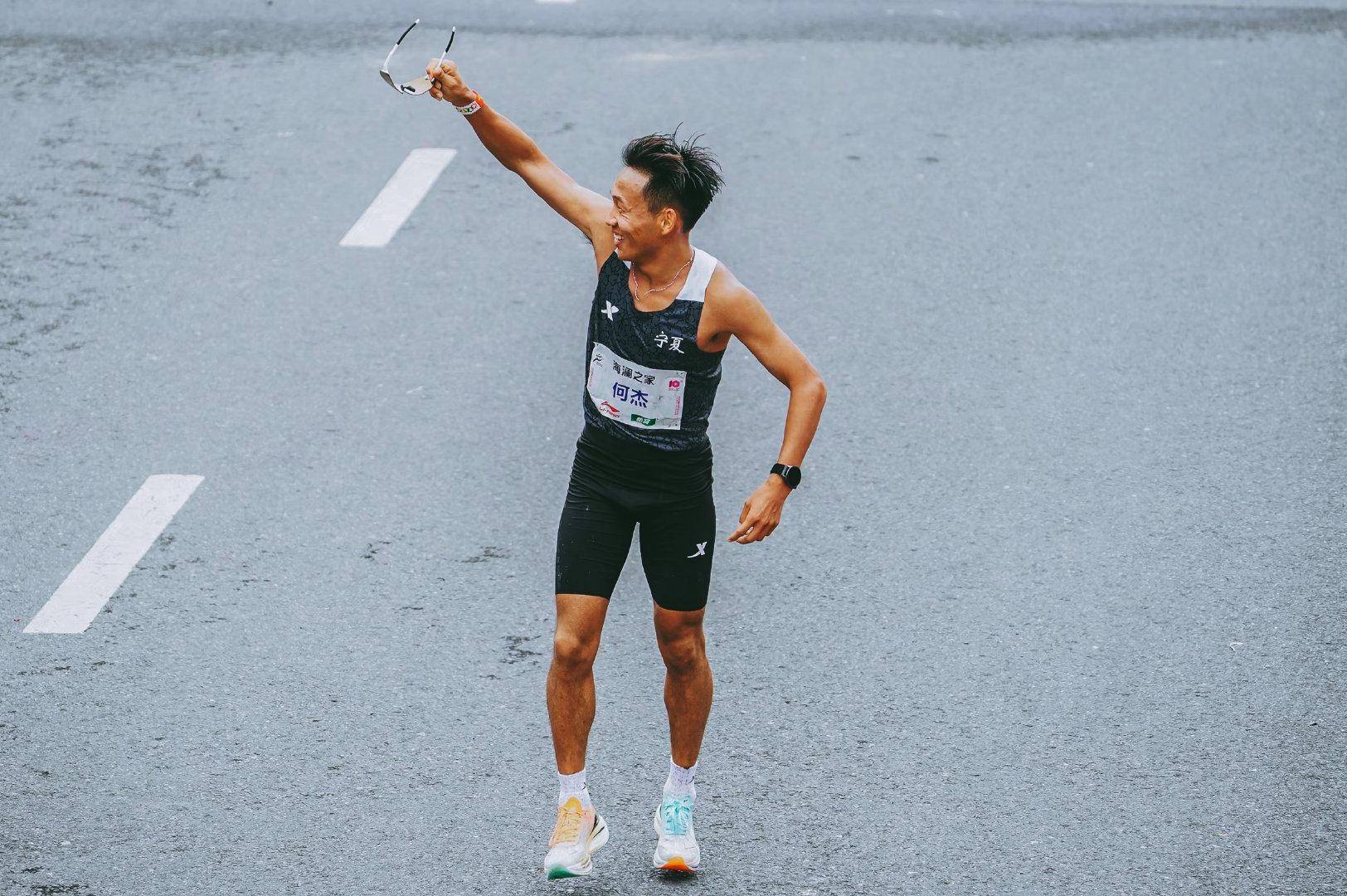 运动员何杰入围全国五一奖章拟表彰人选曾领跑中国马拉松进入206时代