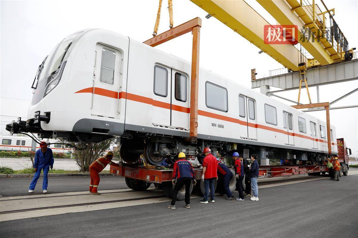 武汉地铁前川线二期列车来了_车辆_乘客_装备