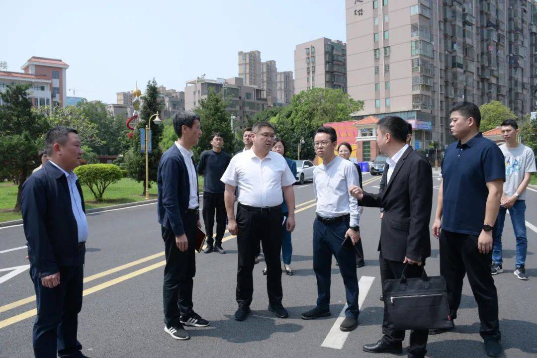 区党工委委员,管委会副主任王上飞,角美镇镇长刘科华陪同调研.