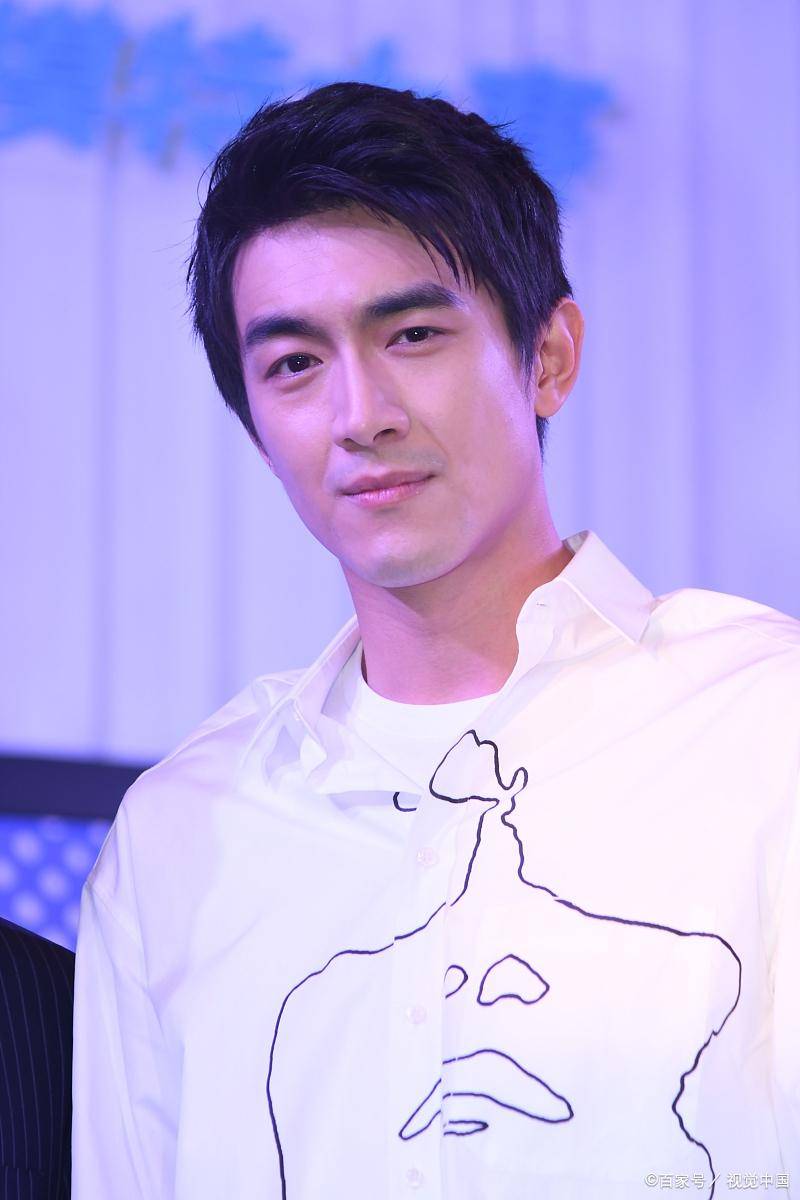 林更新开车接小11岁女友两人穿着低调行色匆匆