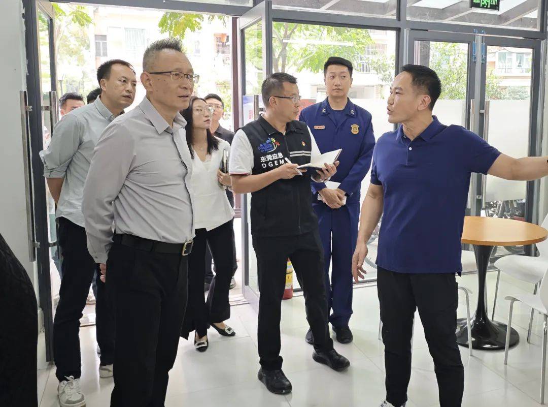 大朗镇领导四不两直深入辖区人员密集场所开展消防安全回头看