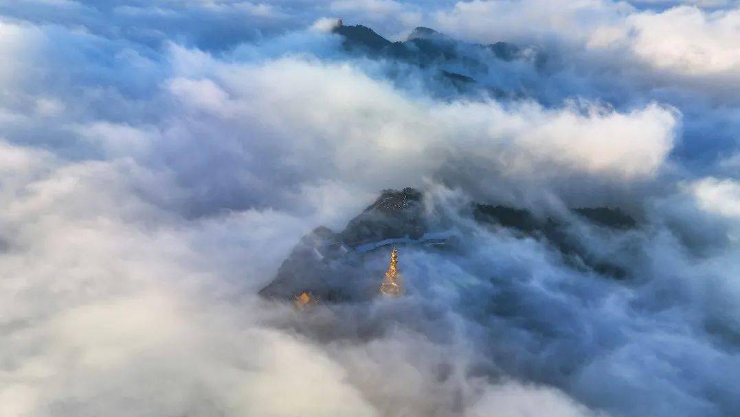 专属于峨眉山的四月天,我直呼好绝!_金顶_人间_云去山