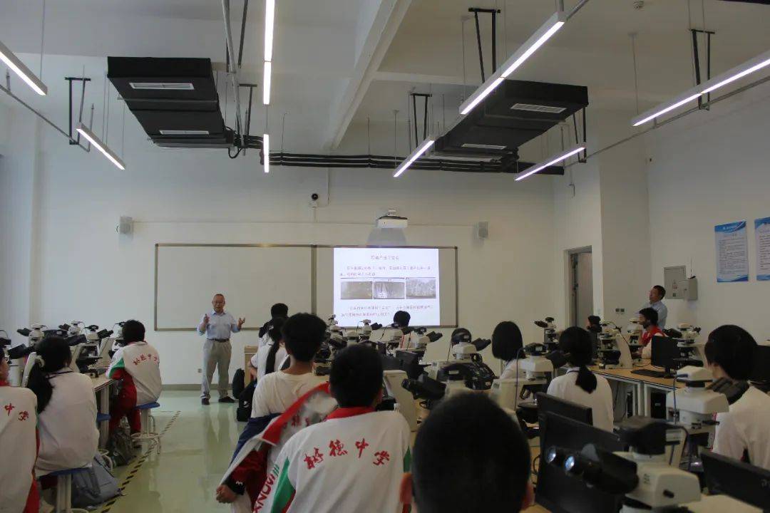 博士第一党支部的王志辉博士和何刚博士在钻井工程实验室带同学们参观
