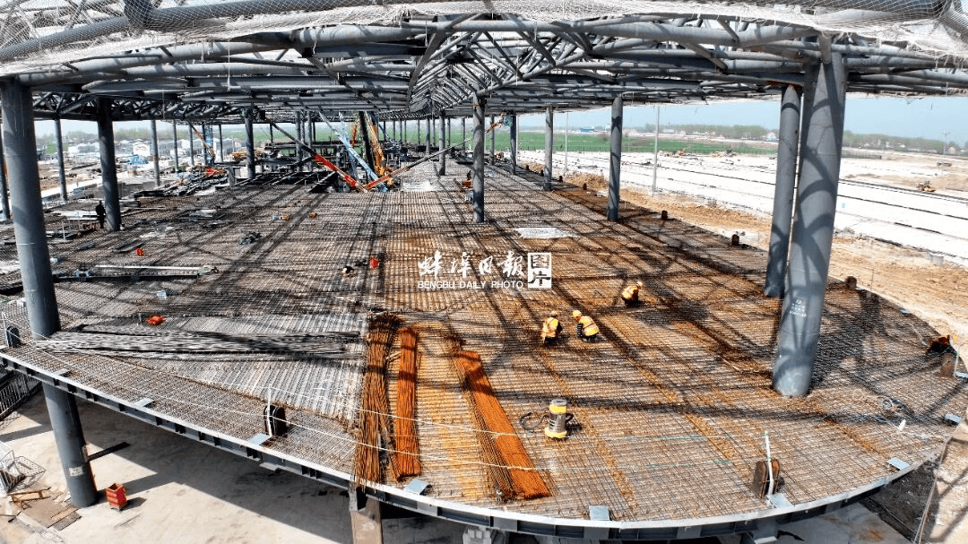 该机场位于蚌埠市怀远县淝河乡滕湖村,东南距蚌埠市中心约39千米,距
