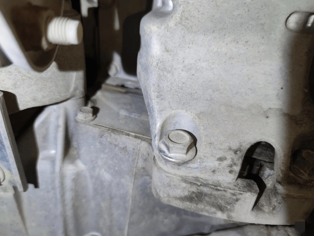 发动机和变速箱结合处一圈固定螺丝都没有拆卸过,进一步证明发动机和