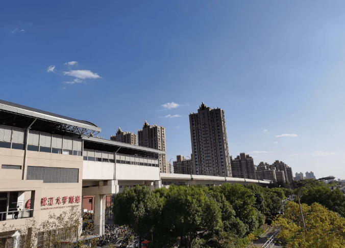 交通配套:项目直线距离9号线松江大学城站约2km,自驾便利:经由嘉松南