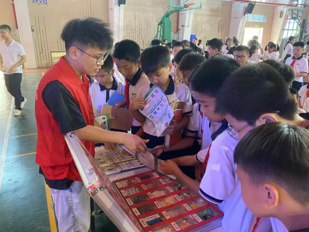 黄圃镇禁毒办联合中山市强制隔离戒毒所和永安派出所在黄圃镇中学开展
