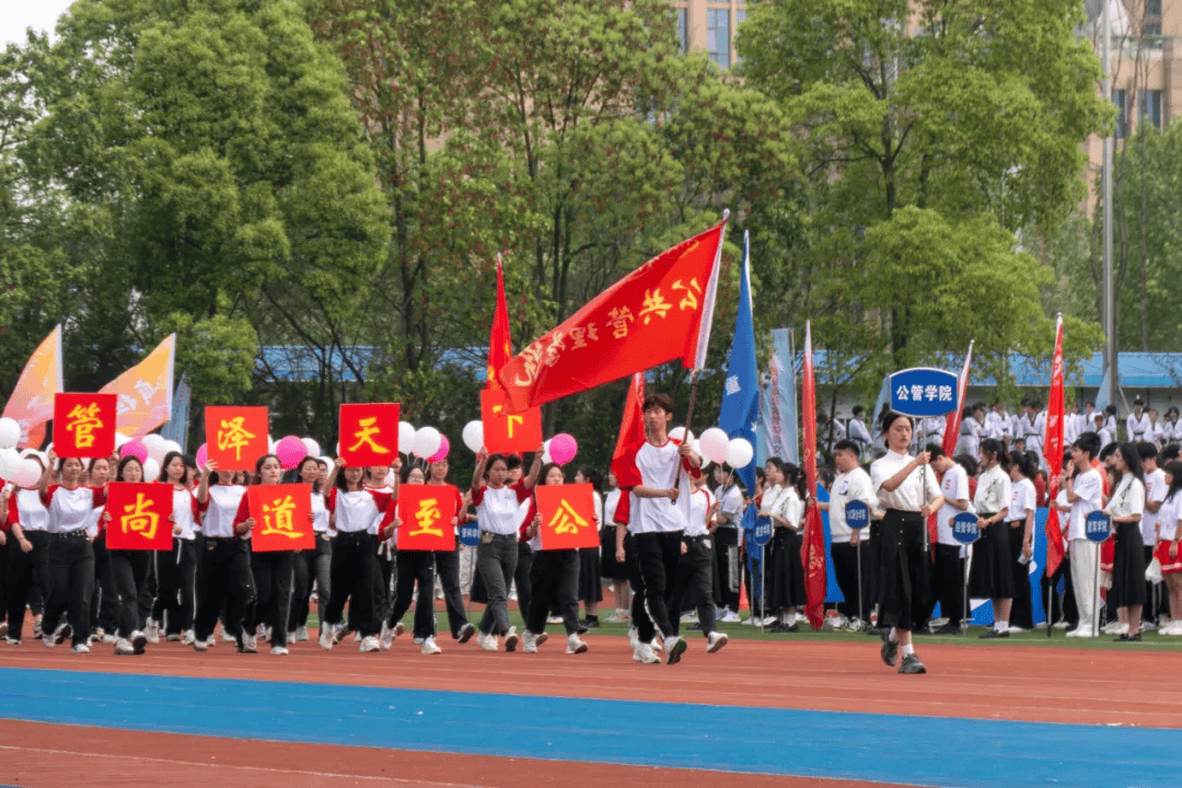 机械与运载工程学院以"机械雄起"为誓,共襄盛举,红旗如海,激情如火.