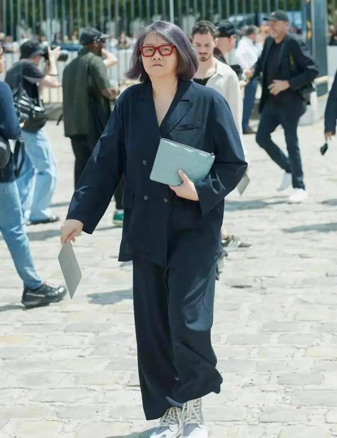 洪晃不光脸不整容晒照还不修图连走国际红毯都穿帆布鞋穿旗袍比巩俐更