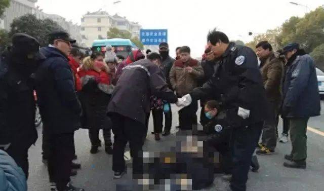 广东初二男孩被5名同学围殴,父亲抡起铁棍将其中一名打死,判决结果