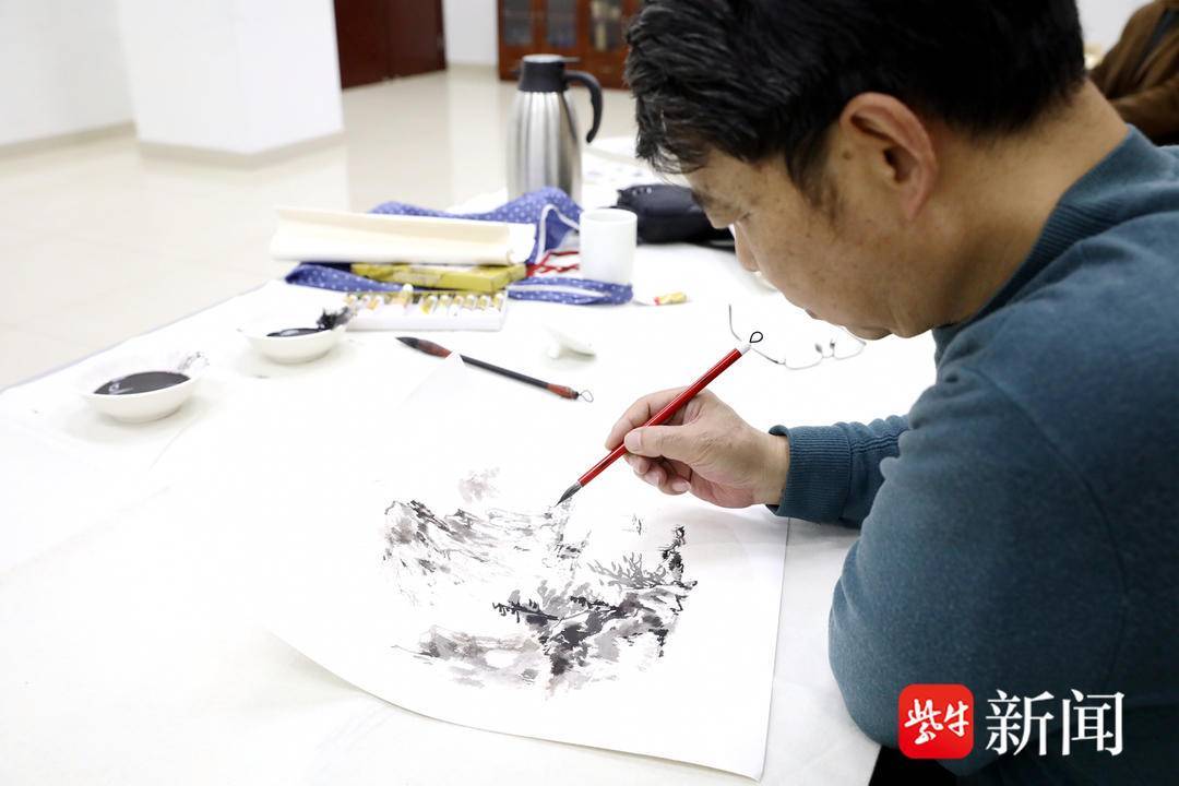 围坐交流挥毫泼墨上巳节的风雅活动弥漫着浓浓的文化气息