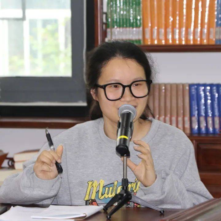 听课教师们各抒己见,观点精彩纷呈,对季琳紫老师的课给予一致好评.